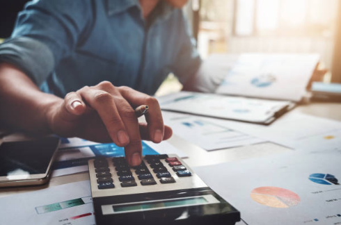 Homme en train de faire de la comptabilité