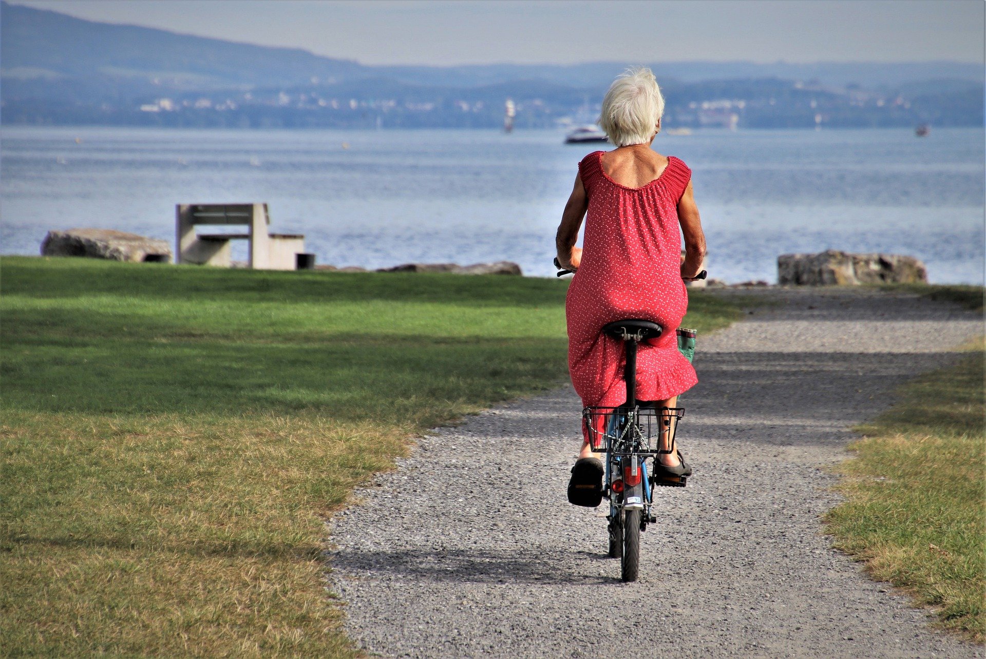 femme faisant du vélo