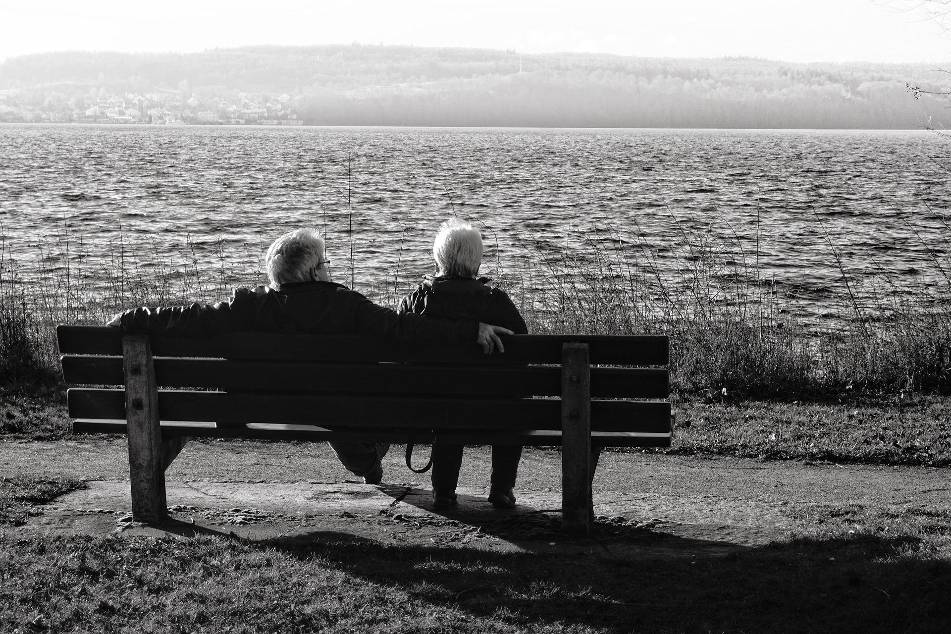 deux personnes assises sur un banc